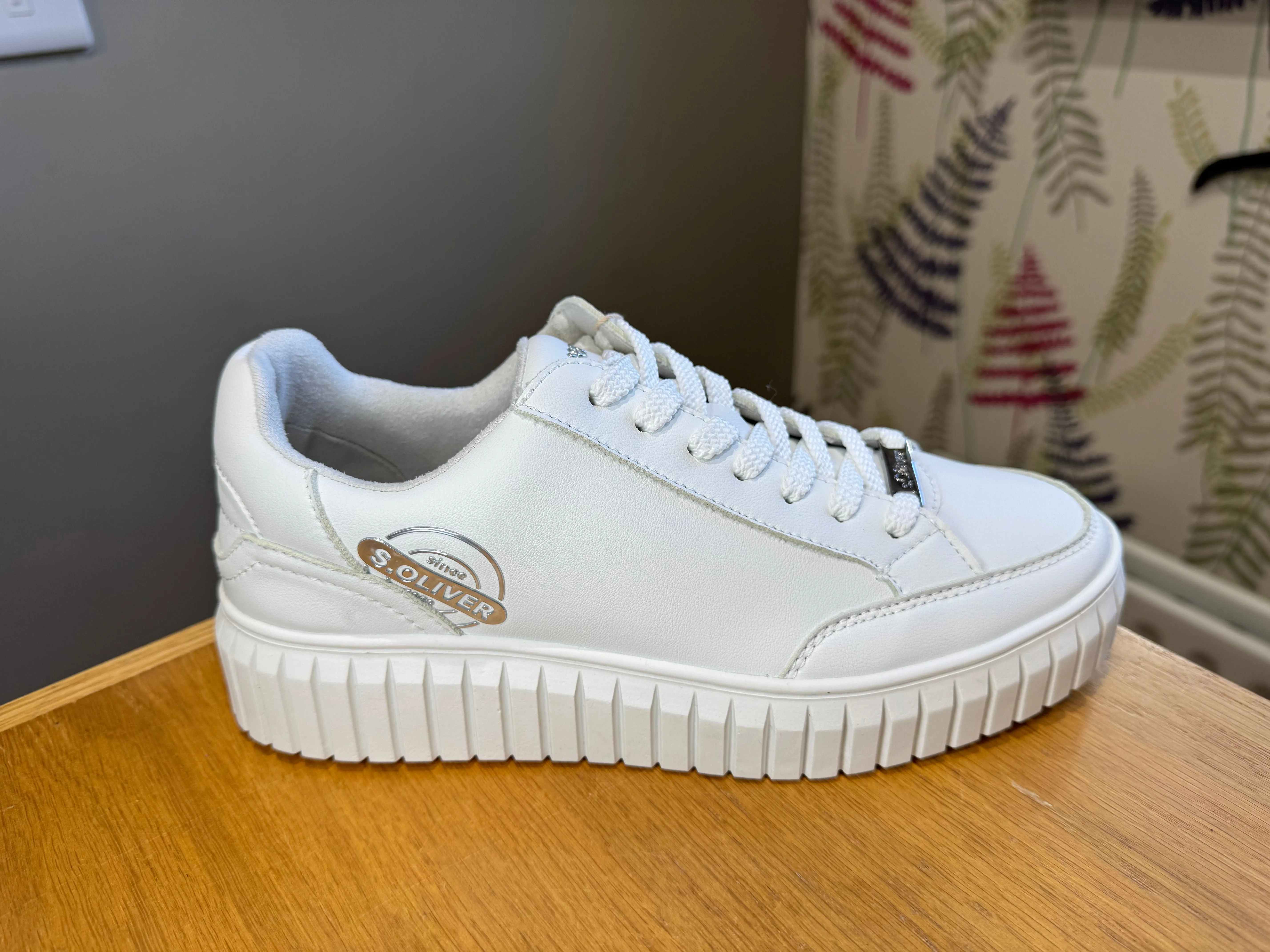 S. Oliver White/Silver Trainer