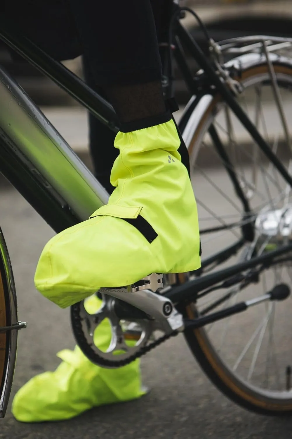 VAUDE Bike Gaiter Short - Waterproof Shoe Cover with Reflective Elements - Breathable Cycling Overshoes with full length velcro closure