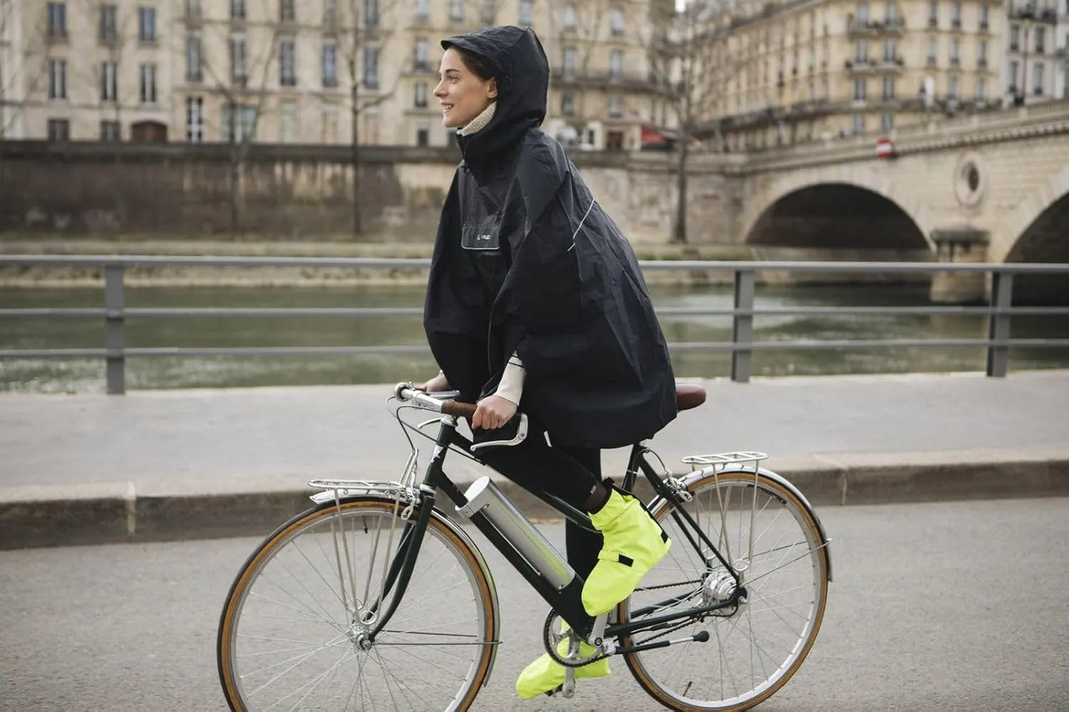 VAUDE Bike Gaiter Short - Waterproof Shoe Cover with Reflective Elements - Breathable Cycling Overshoes with full length velcro closure