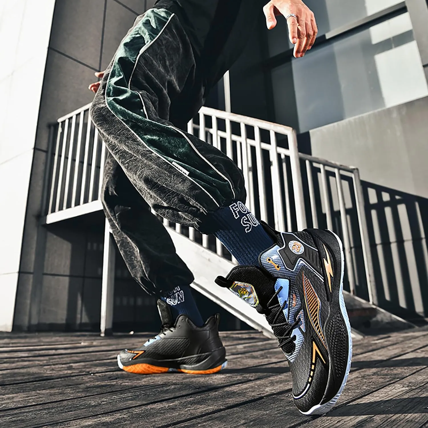 Women's Men's High-Top Basketball Shoes Breathable Anti-Slip and Wear-Resistant Soles Running Shoes Graffiti Design Fashionable Sports Shoes